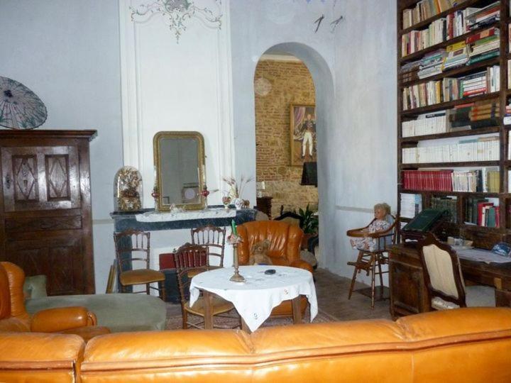 Chateau De *