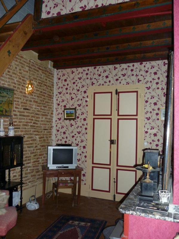 Chateau De *