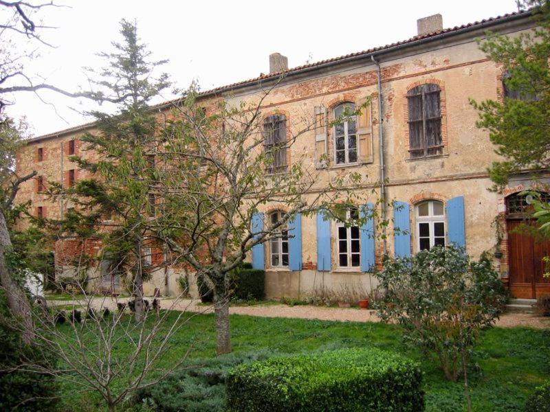 Chateau De *