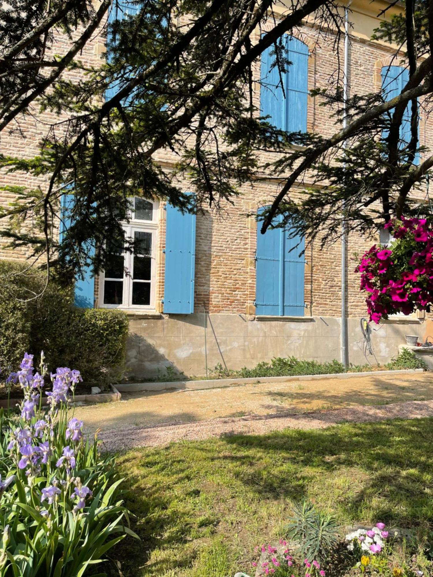 Chateau De *